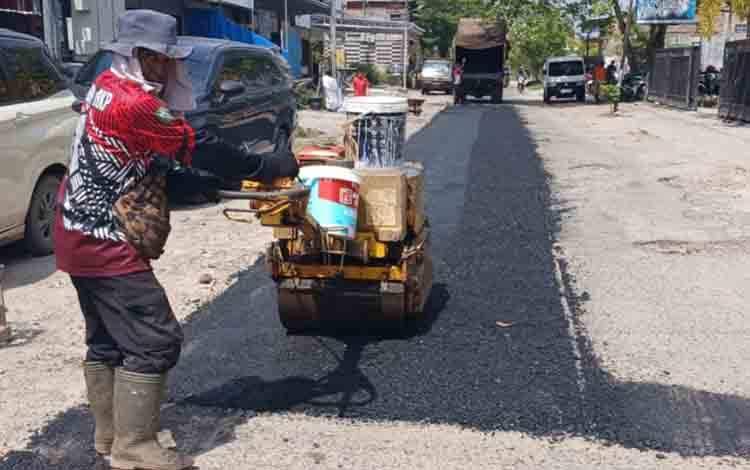 Jelang Lebaran, Dinas SDABMBKPRKP Kotim Intensifkan Pemeliharaan Jalan Berlubang