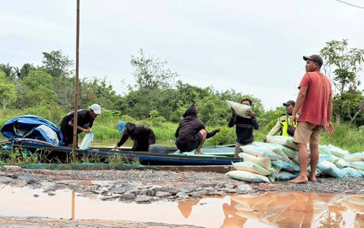 Zakat H. Abdul Rasyid AS dan Istri Tersalurkan di Pulau Kupang Kapuas