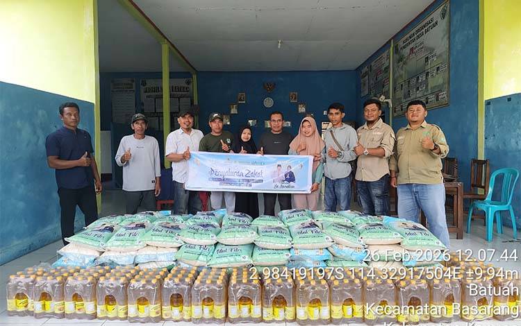 Senyum Warga Batuah Kapuas Mewarnai Penyaluran Zakat dari Pengusaha Nasional Kalteng H. Abdul Rasyid AS