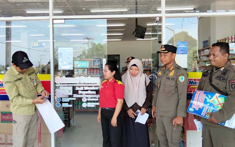 DLHK Lamandau Cek Pembatasan Penggunaan Kantong Plastik di Nanga Bulik