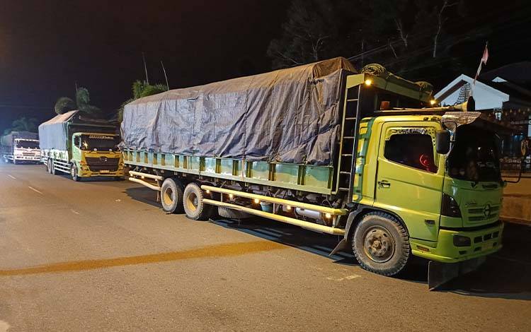 Warga Cegat Tiga Truk Kayu Gelondongan yang Melintas Dalam Kota Tamiang Layang