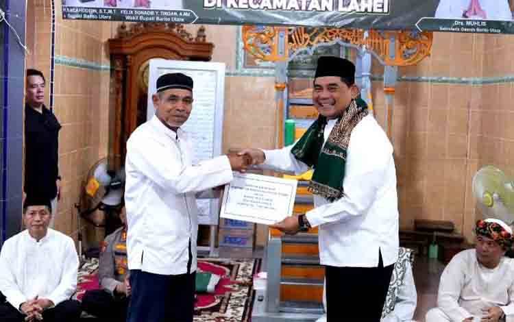 Safari Ramadan di Lahei II, Bupati Serahkan Hibah Rp1 Miliar untuk Masjid Nurul Ahya