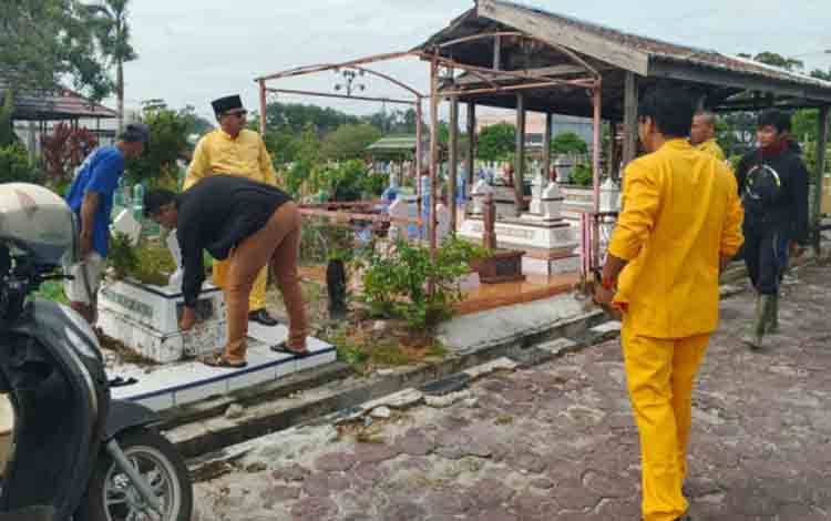 Berikan Rasa Nyaman Peziarah, Disperkimtan Kobar Bersihkan Makam Umum