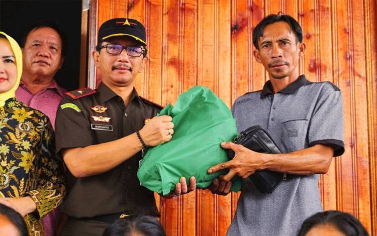 Kejati Kalteng dan Ikatan Adhyaksa Dharmakarini Serahkan Bantuan Sembako Kepada Korban Kebakaran di Palangka Raya