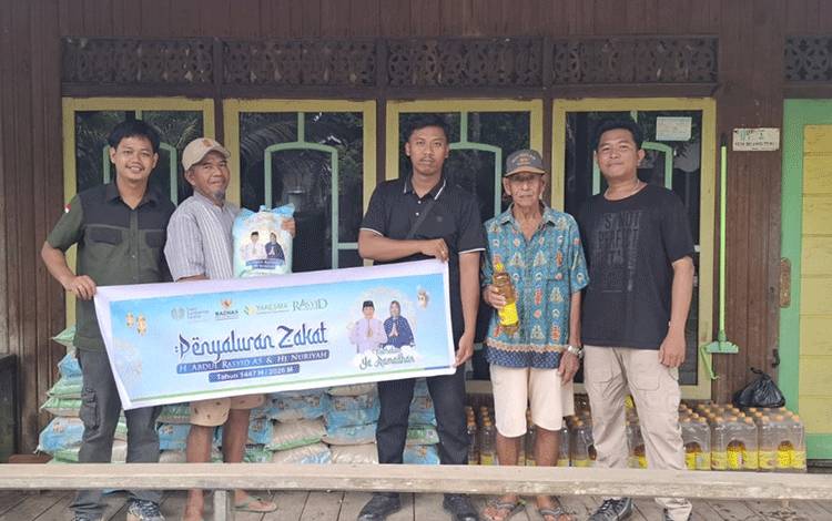 Warga Sei Baru Tewu Antusias Terima Zakat dari H Abdul Rasyid AS