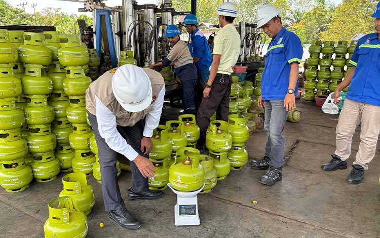 DisperindagkopUKM Kobar Awasi Pengisian Elpiji 3 Kg Pastikan Isi Sesuai Ukuran