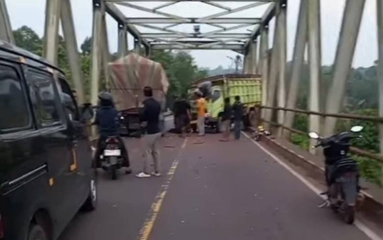 Dua Truk Dump Tabrakan di Jembatan Bejarum Kotim