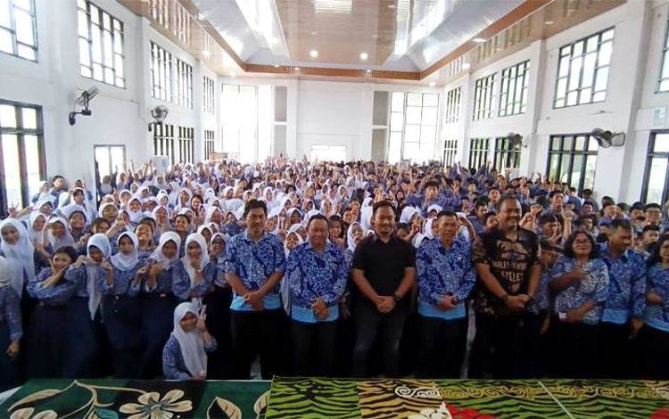Hadirkan Narasumber dari Densus 88 Antiteror, SMPN 1 Muara Teweh Sosialisasi Bahaya Radikalisme dan Dampak Negatif Medsos