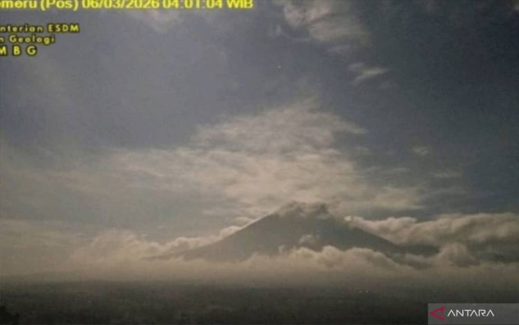 Gunung Semeru Rrupsi Lontarkan Abu Vulkanik 400 Meter Pagi ini