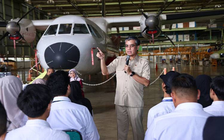 Dari Magang ke Dunia Kerja: Harapan Lulusan Baru di Hanggar Pesawat PT Dirgantara Indonesia