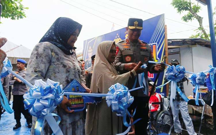 Bedah Rumah di Bulan Ramadan, Kapolda Kalteng Serahkan Kunci Rumah untuk Warga Bereng