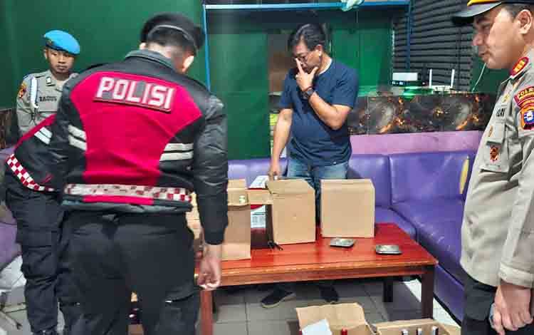 Polisi Amankan Belasan Dus Miras saat Patroli Ramadan di Pangkalan Bun