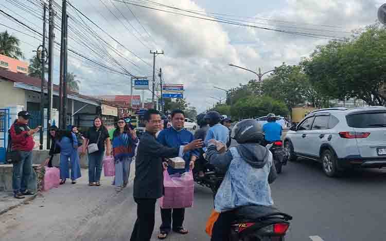 PWI Kalteng Bagikan 400 Paket Takjil di Palangka Raya