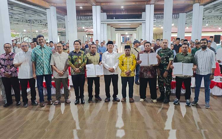 Disaksikan Bupati Seruyan, PT Rim Capital Teken MoU Plasma 20 Persen dengan Koperasi Desa Banua Usang, Paren dan Sembuluh II