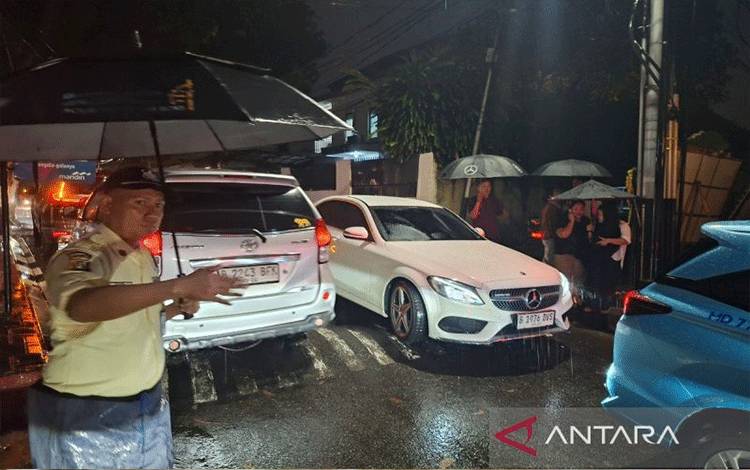 Ardie Bakrie hingga Sule Melayat ke Rumah Duka Vidi Aldiano