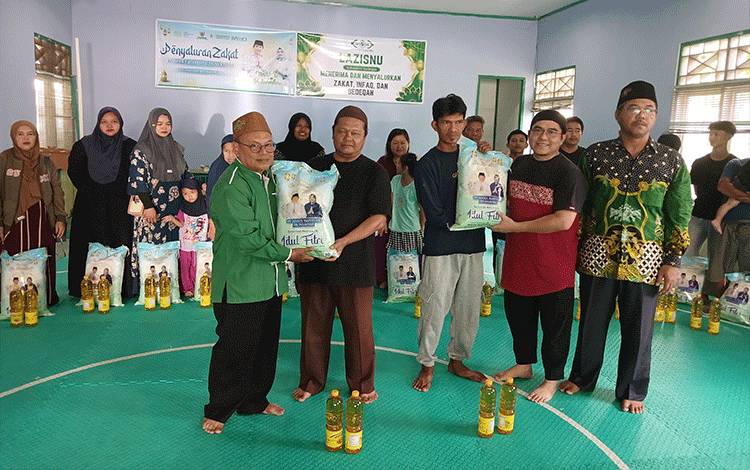 Keluarga H Abdul Rasyid Salurkan Zakat Harta 6 Ton Beras dan 1.200 Liter Minyak Goreng di Katingan