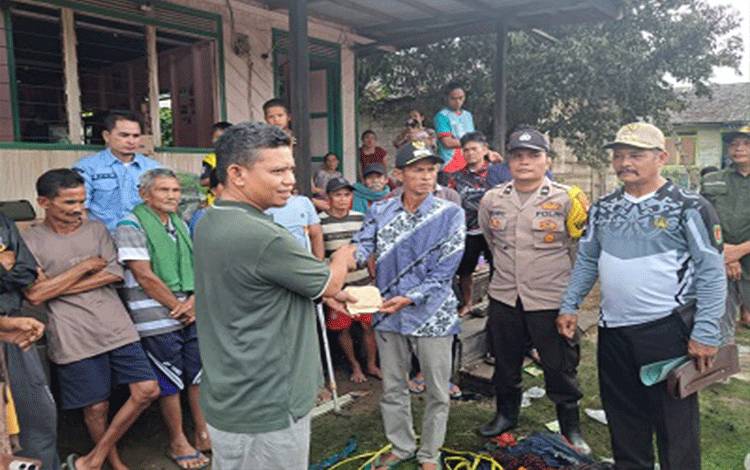 Wabup Katingan Salurkan Bantuan untuk Korban Kebakaran 8 Rumah di Tumbang Gaei