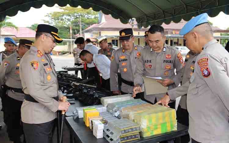 Kapolres Seruyan Cek Senpi dan Amunisi Inventaris Personel