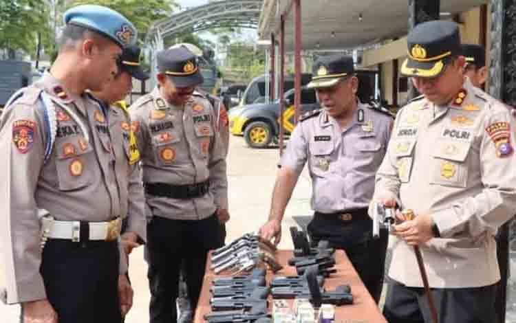 Kapolres Lamandau Pimpin Pengecekan Senjata Api Personel