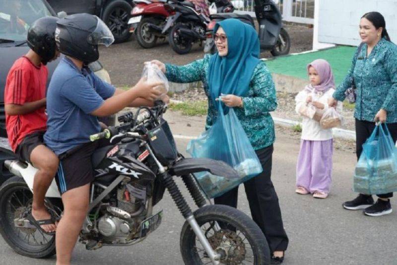 PKK Murung Raya Bagikan 1.000 Paket Takjil untuk Warga di Puruk Cahu