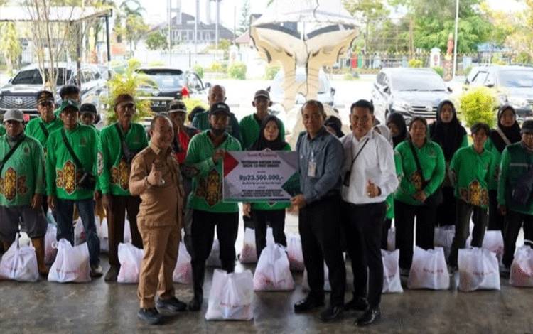 Wujud Kepedulian, Bank Kalteng Serahkan 150 Paket Sembako untuk Petugas Kebersihan DLH