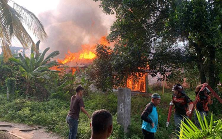 Rumah Kayu di Jalan Tjilik Riwut Palangka Raya Ludes Terbakar, Puluhan Petugas Berjibaku Padamkan Api
