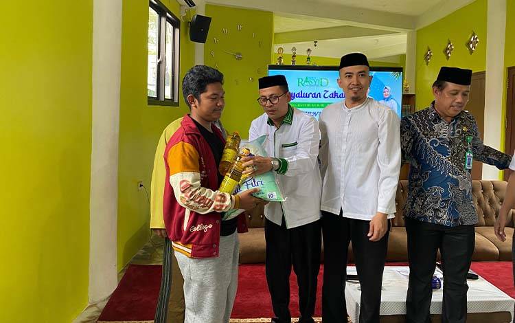 600 Sak Beras dan 1.200 Liter Minyak Goreng Zakat Keluarga H Abdul Rasyid Disalurkan di Barsel