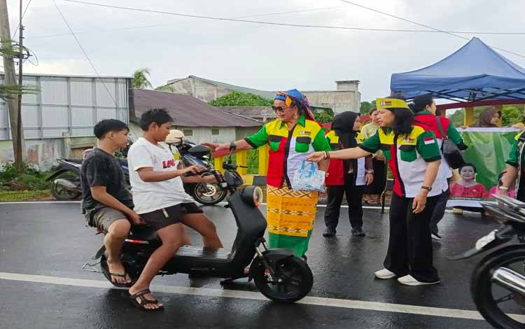 Ketua Perempuan Dayak Nasional Ikut Bagikan Takjil di Pulang Pisau