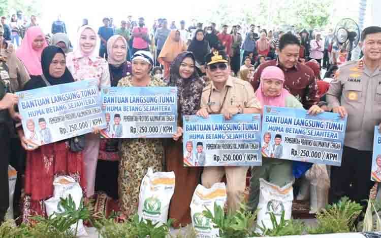 Pemprov Kalteng Salurkan BLT bagi 1.859 Penerima Kartu Huma Betang Sejahtera