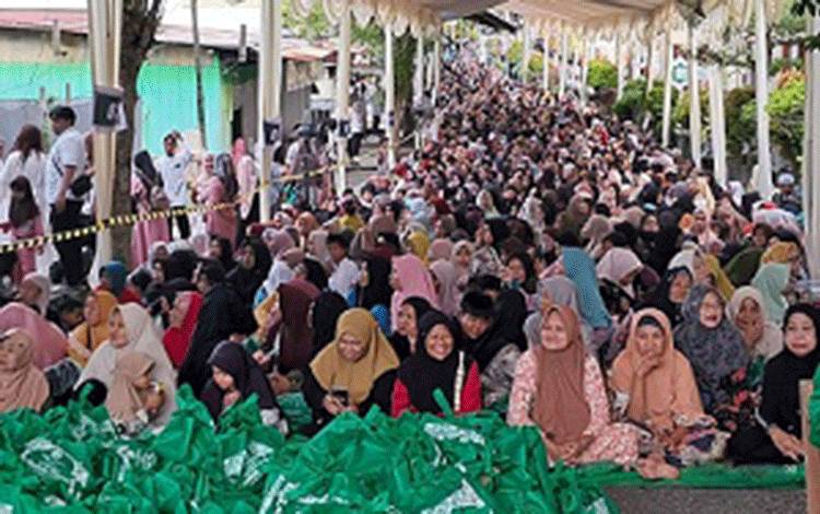 Warga Antusias Ikuti Buka Puasa di Kediaman H Abdul Rasyid AS