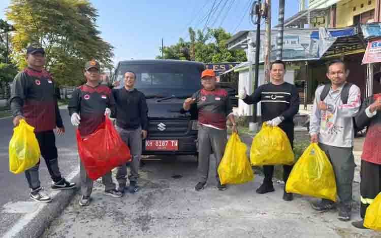 Lurah Langkai Bersama Staff Gelar Kegiatan Pungut Sampah di Dua Jalan Strategis