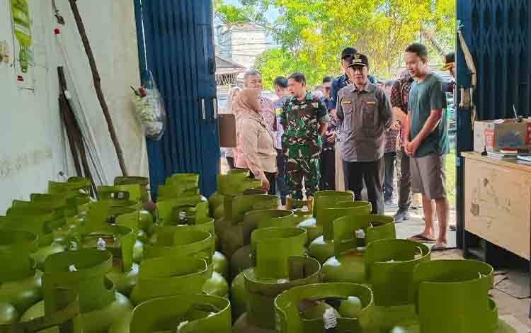 Wabup Seruyan Tinjau Pangkalan Elpiji, Pastikan Stok Gas 3 Kg Aman Jelang Idulfitri