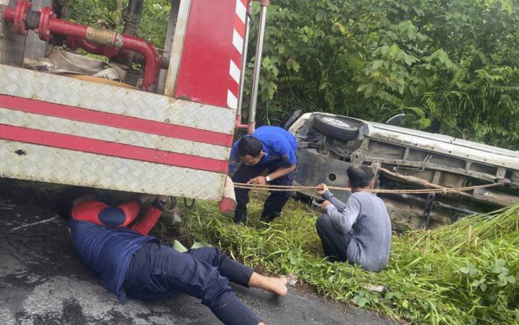 Damkar Pulang Pisau Evakuasi Mobil Avanza Terbalik di Desa Gohong