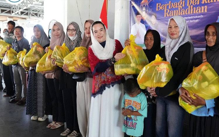 Pemkab Seruyan Salurkan Paket Ramadan untuk Petugas Kebersihan dan Penjaga Kantor