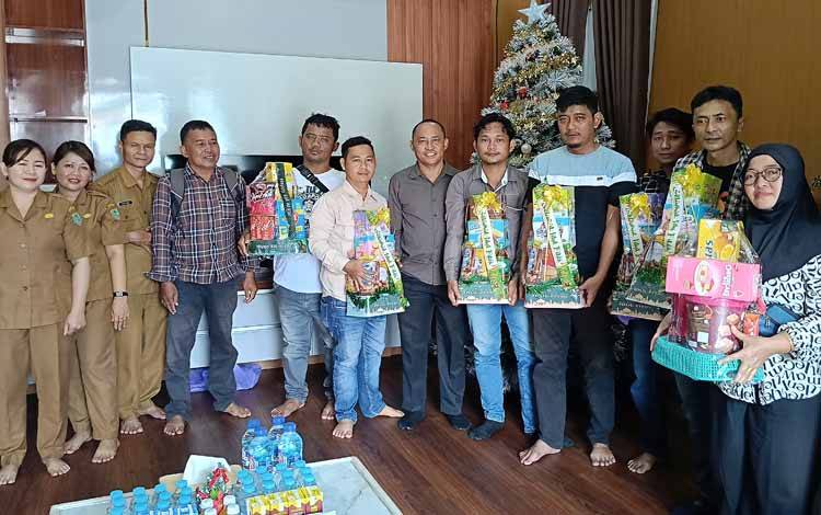 Wartawan Muslim Terima Bingkisan Lebaran dari Keluarga Wakil Bupati Barito Timur