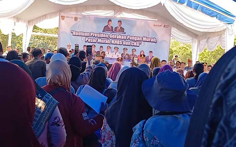 Ratusan Warga Kasongan Kecewa, Antre Sejak Pagi Tak Kebagian Beras Gratis Gubernur Kalteng