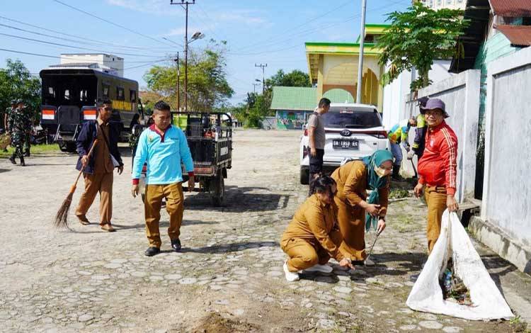 Sambut Idulfitri, Pemkab Barito Timur Gotong Royong Bersihkan Masjid
