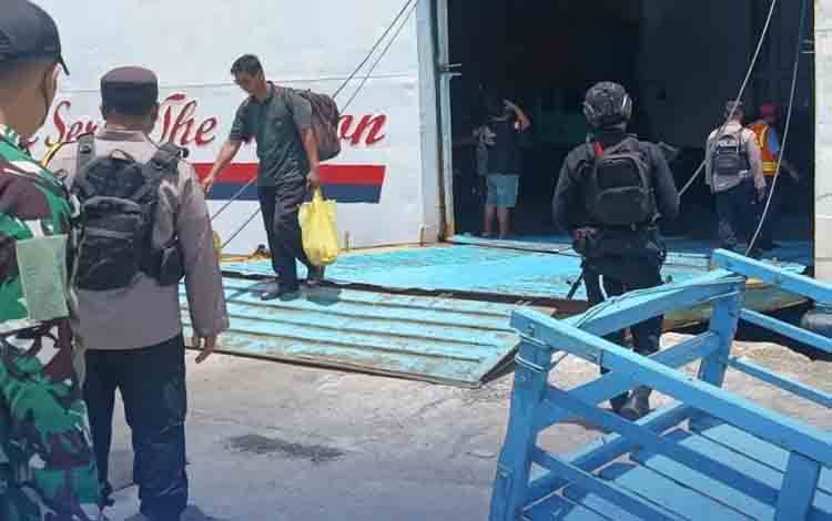 Mudik Lebaran, Brimob Polda Kalteng Lakukan Pengamanan di Pelabuhan Panglima Utar