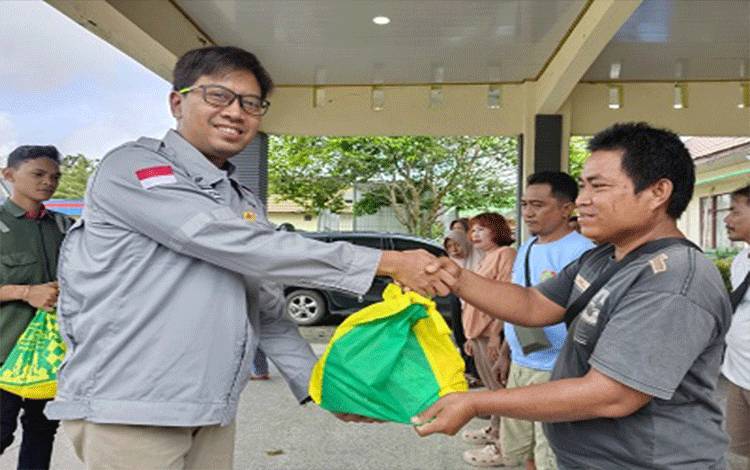 PLN Nusantara Power UP Pulang Pisau Bagikan 75 Paket Sembako untuk Petugas Kebersihan