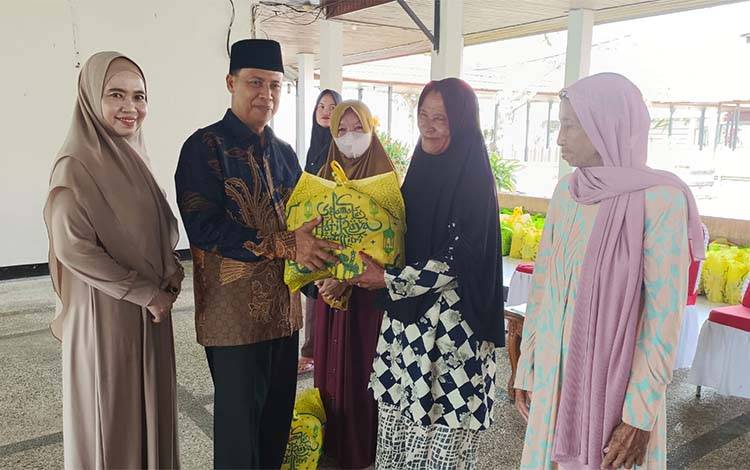 Berkah Ramadan, Wakil Bupati Seruyan Serahkan Paket Sembako kepada Warga Membutuhkan
