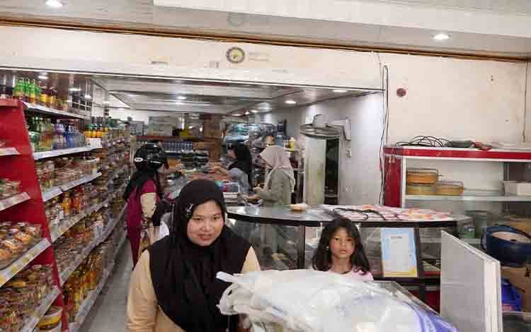 Jelang Idulfitri 1447 Hijriah, Penjualan Kue di Toko Indah Bakery Kuala Pembuang Meningkat Tajam