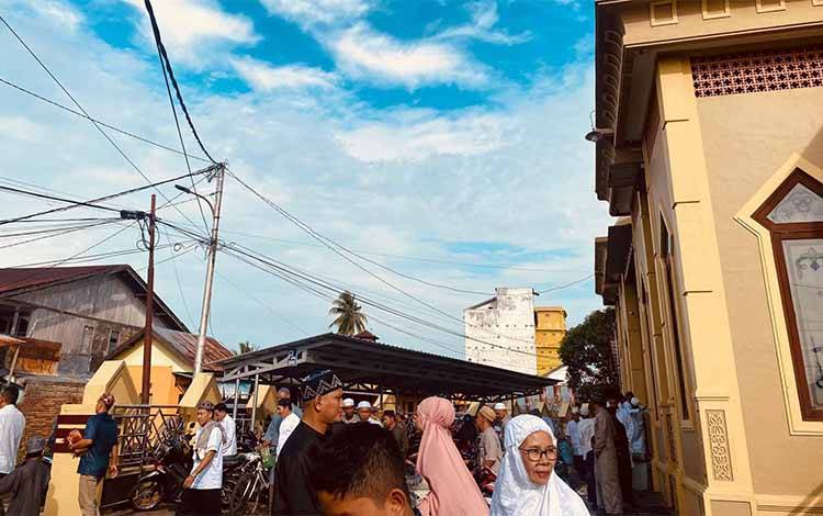 Salat Idul Fitri 1447 Hijriah di Masjid Al Azhar Kuala Pembuang, Khatib Tekankan Pengendalian Diri