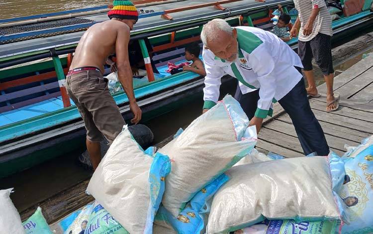Zakat Keluarga H Abdul Rasyid AS juga Disalurkan ke Murung Raya