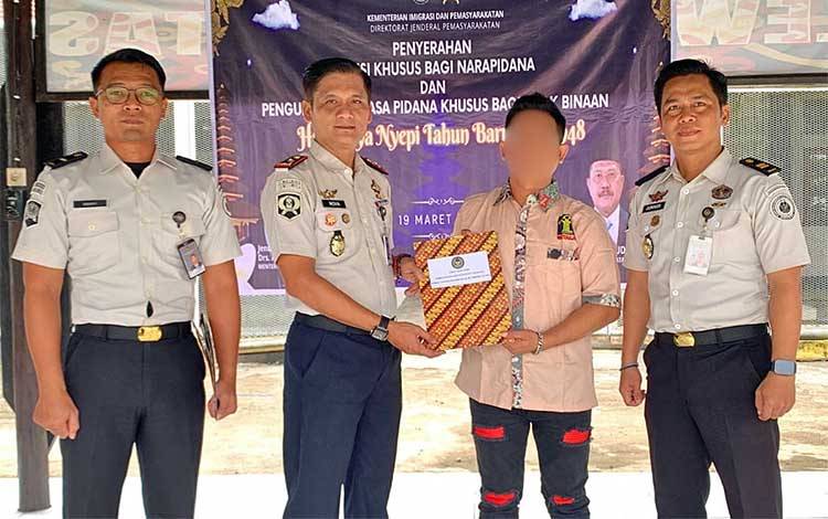 Rutan Tamiang Layang Serahkan Remisi Khusus Nyepi kepada Tiga WBP
