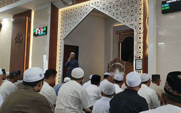 Ratusan Jamaah Padati Masjid Natabel Jannah Palangka Raya untuk Salat Idulfitri