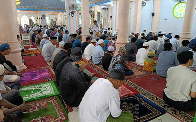 Salat Idulfitri di Masjid Agung Ar-Rahman, Bupati Bartim Ajak Warga Perkuat Toleransi dan Kerukunan