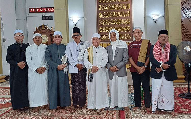Bupati Kotim Berbaur dengan Ribuan Masyarakat Salat Idulfitri di Masjid Agung Wahyu Al Hadi