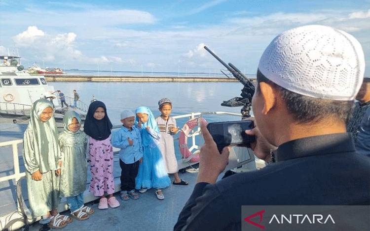 Warga Serbu KRI Setelah Shalat Idul Fitri 2026 di Mako Kodaeral VI