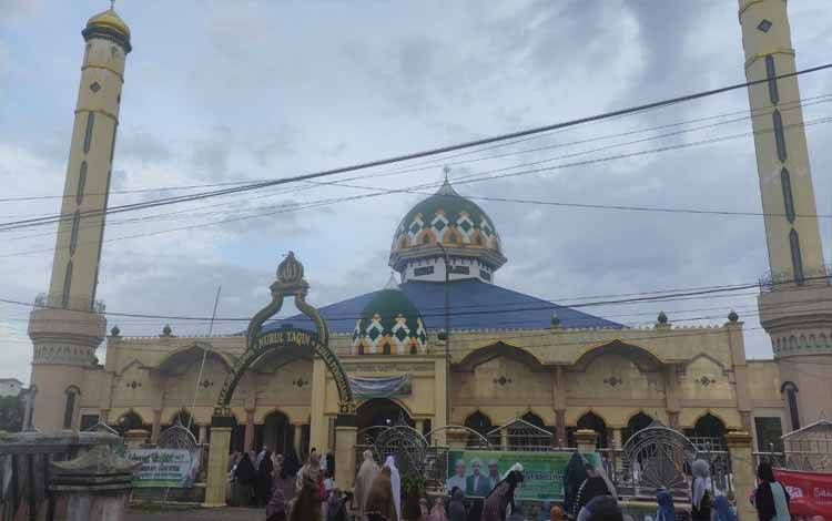 Bupati dan Wakil Bupati Seruyan Salat Idulfitri di Masjid Agung Nurul Yaqin Kuala Pembuang
