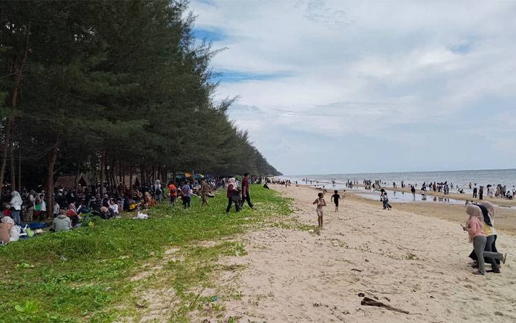 Wisata Pantai Sungai Bakau dan Seribu Cemara Diserbu Pengunjung Saat Lebaran Hari Kedua